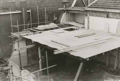 862445 Afbeelding van de bouw van een nieuw, verlaagd dak aan de achterzijde van de voormalige Waterstraatschool ...